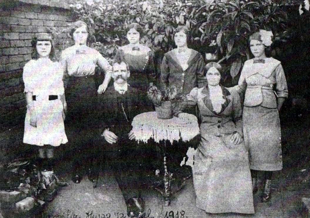 Retrato de grande família imigrante reunida