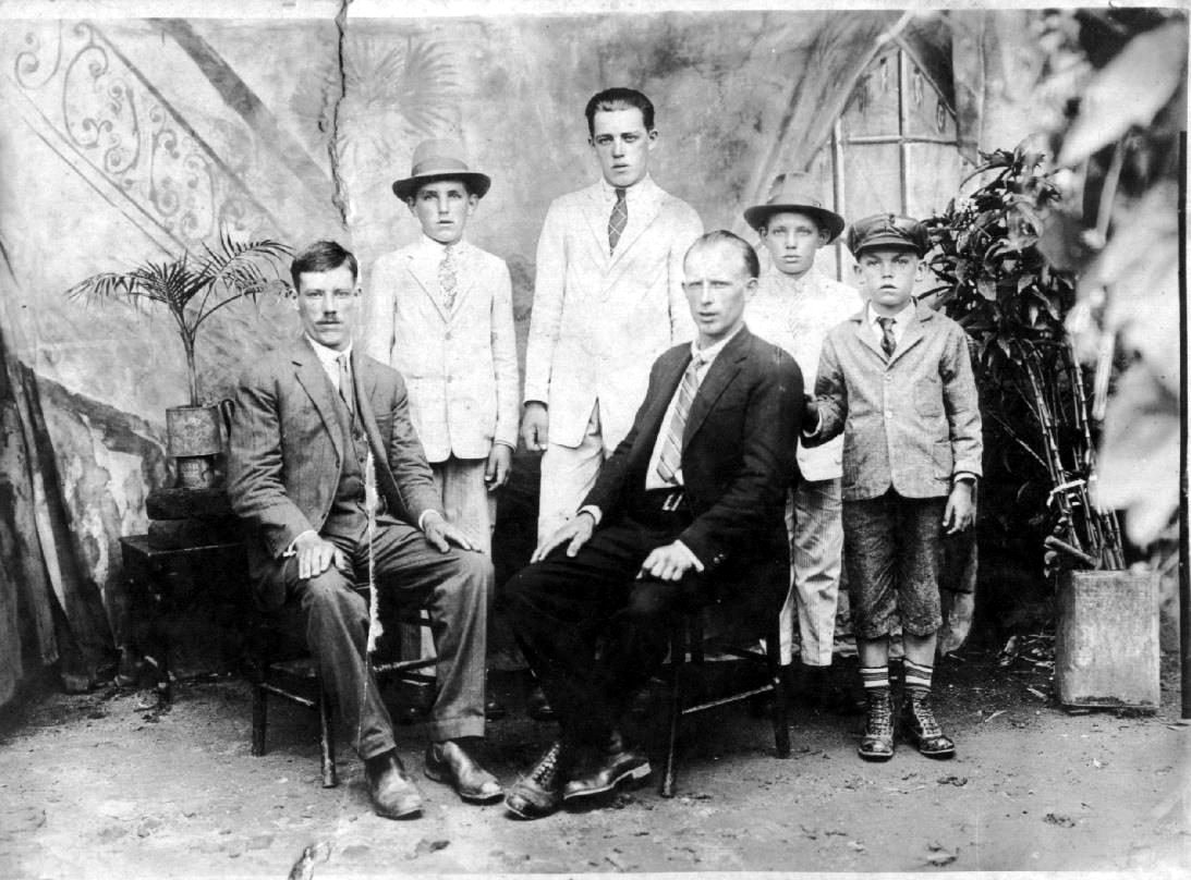 Retrato de grande família imigrante ao ar livre